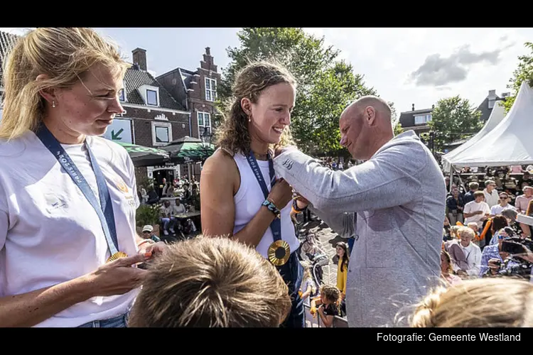 Roeister Benthe Boonstra krijgt WestlandStek tijdens huldiging