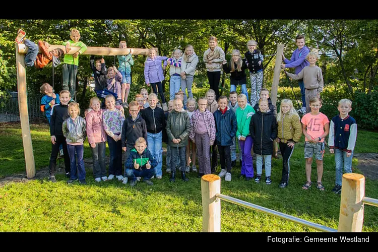 Kinderen openen vernieuwde speeltuin in De Lier