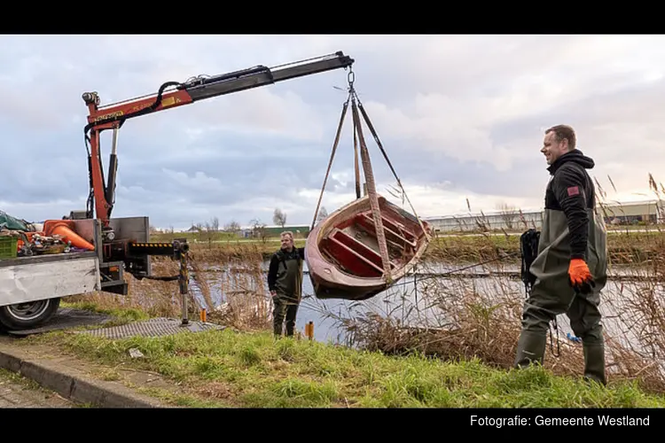 Weesbootjes worden uit het Westlandse water gehaald